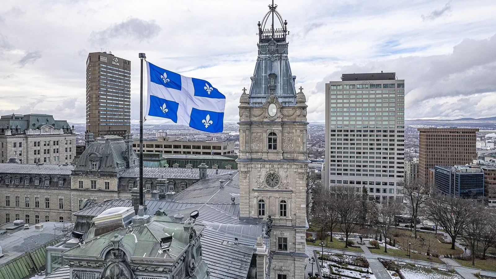 Le drapeau du Québec au-dessus de l'hôtel du Parlement.
