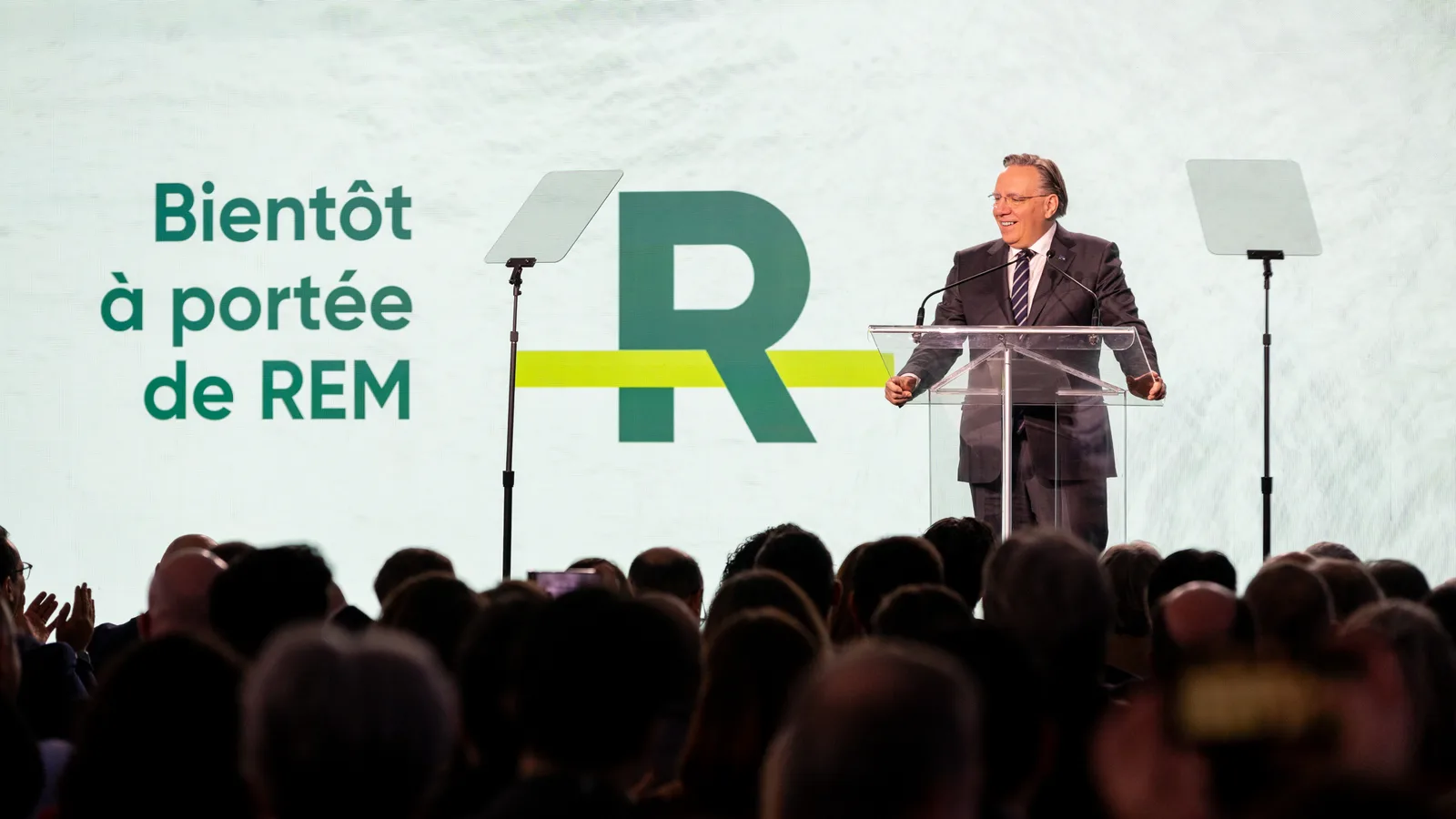 François Legault au lutrin lors de l'inauguration de l'antenne Deux-Montagnes du Réseau express métropolitain (REM), le 14 novembre 2025.