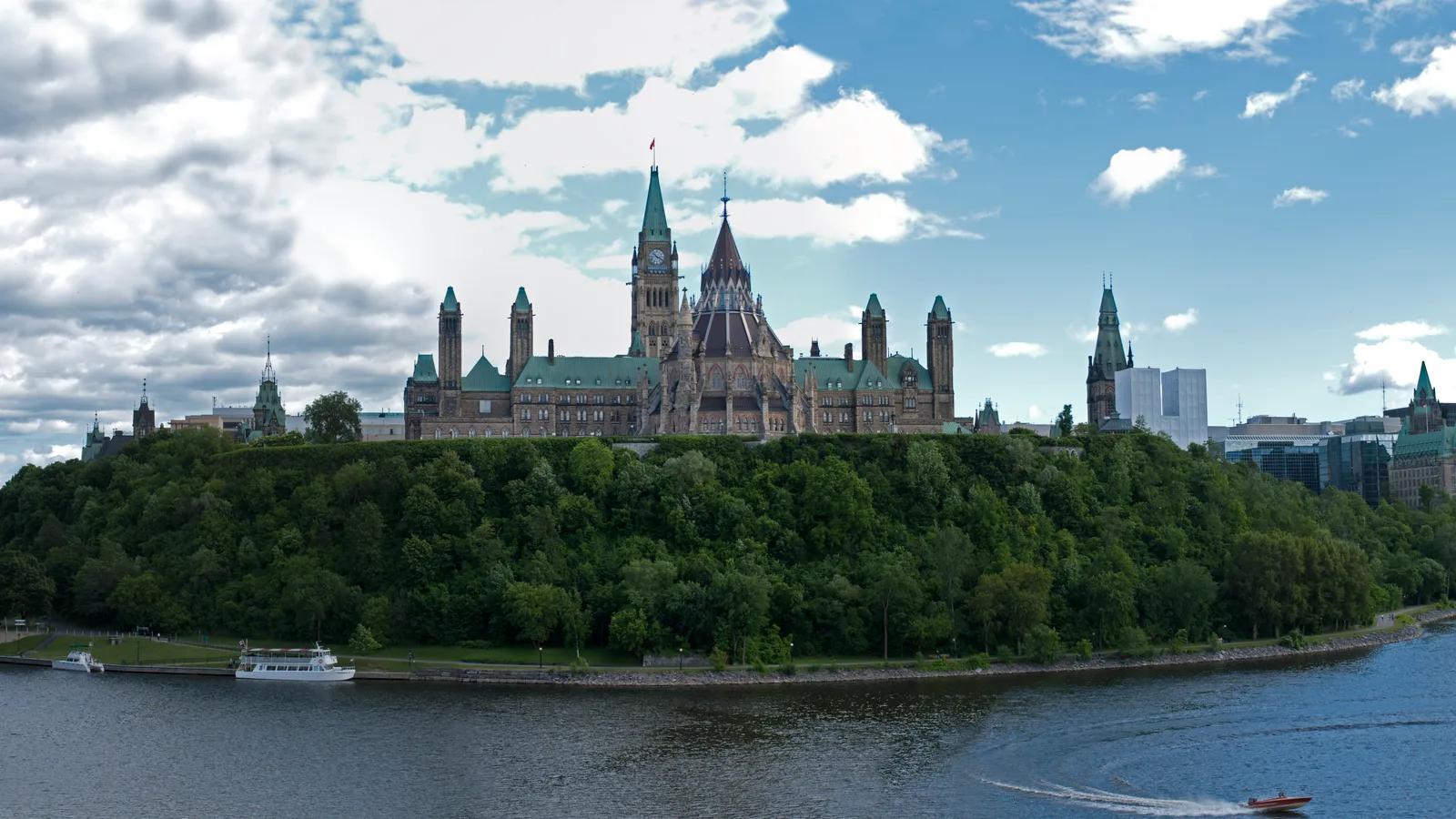 La Colline du Parlement, à Ottawa, siège du gouvernement fédéral qui finance le Programme de soutien aux travailleurs migrants. Image contextuelle.