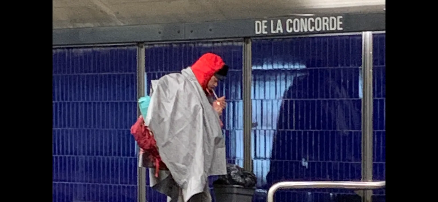 Un sans-abri consommant du « crack » sur le quai de la station de métro de la Concorde à Laval.