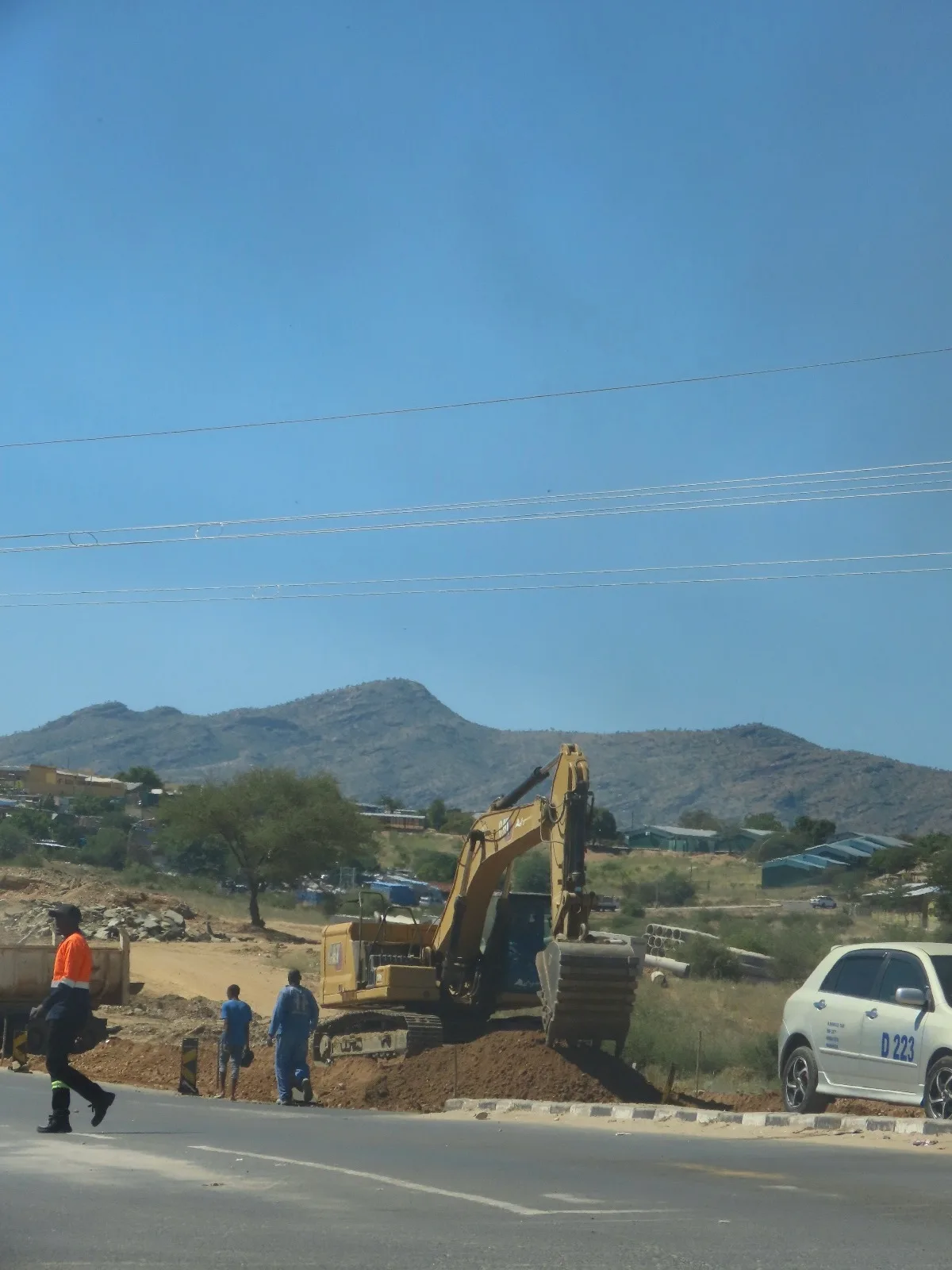 Une excavatrice à l'œuvre sur un chantier routier. Image d'illustration : elle ne montre ni l'école de formation ni les travailleurs cités dans l'enquête.