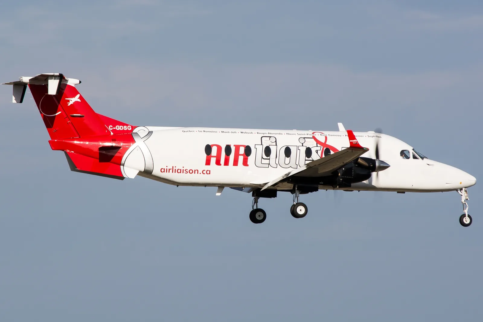 Un Beechcraft 1900D d'Air Liaison à l'approche de l'aéroport international Jean-Lesage de Québec. Photographie prise en 2015, sans lien direct avec les événements rapportés dans cet article.