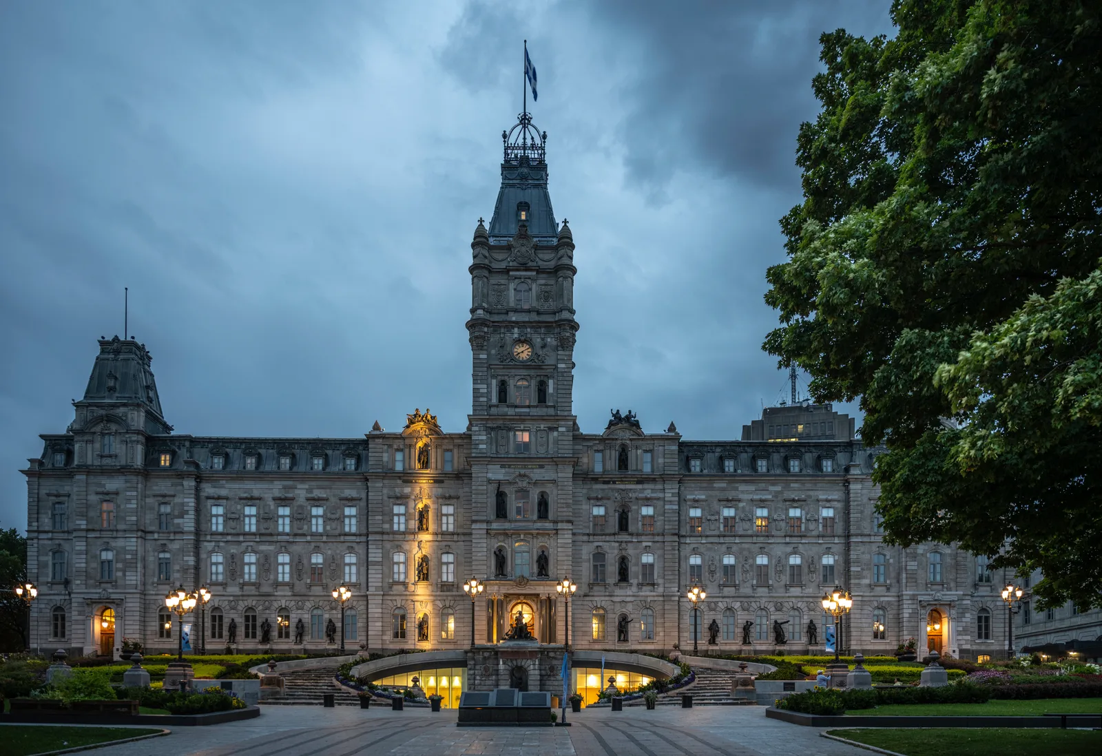 L'hôtel du Parlement du Québec illuminé à la tombée de la nuit.