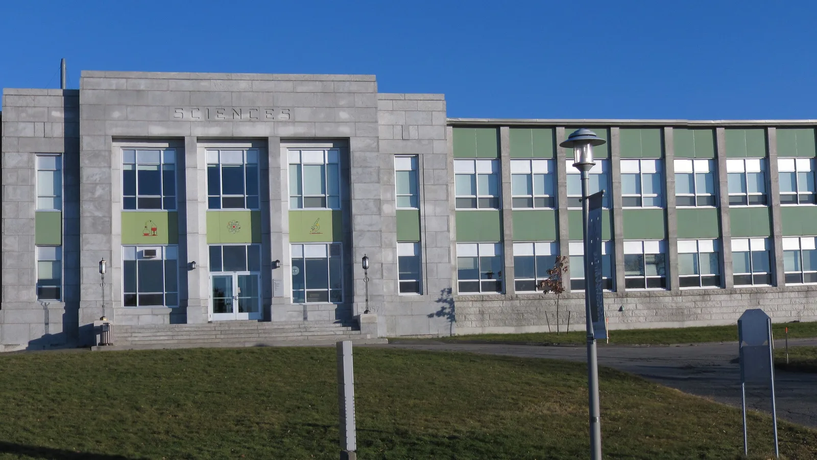Faculté des sciences de l'Université de Sherbrooke; photographie d'illustration (2011), sans lien avec le projet Véo ou ses équipes.